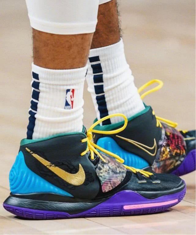 记者：切尔西在努力引进罗克，曼联也在关注他的情况（记者：切尔西积极推动罗克加盟，曼联也在关注其动向）