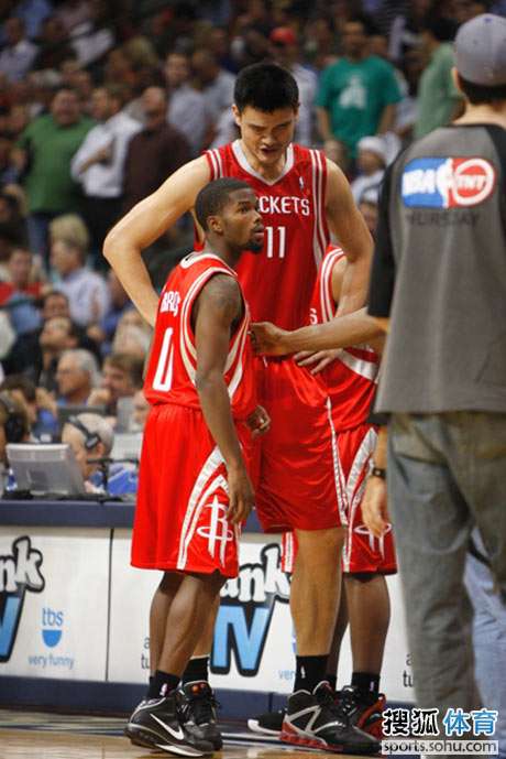 教练：你去给我盯住7号，“膏药式”防守的最高境界就是人盯人“你就说盯的死不死吧”（教练下令：锁死7号！膏药式防守的极致是人盯人——就问盯死不盯死）