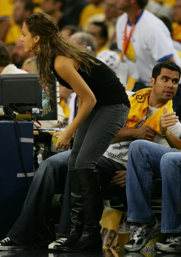 前锋关键时刻破门，球队士气高涨（射手临危建功，全队斗志被点燃）