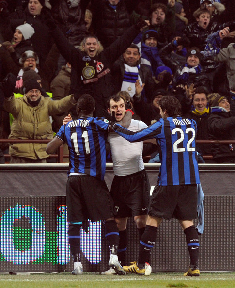 詹姆斯助攻队友完成精彩扣篮（詹姆斯妙传助队友上演精彩暴扣）