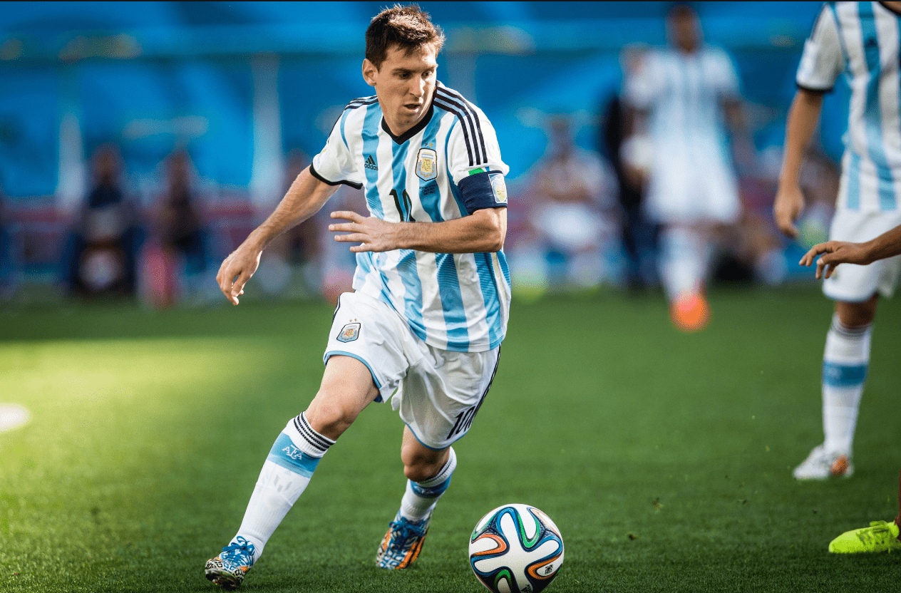 库蒂尼奥为小儿子庆祝生日，一家人身穿他效力过球队的球衣（库蒂尼奥为幼子庆生，全家身穿他曾效力球队球衣）