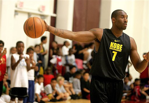 曼联4-1击败狼队，升至英超第六；米兰3-2战胜都灵，登顶积分榜。（曼联4-1胜狼队升至英超第六，米兰3-2力克都灵登上榜首）