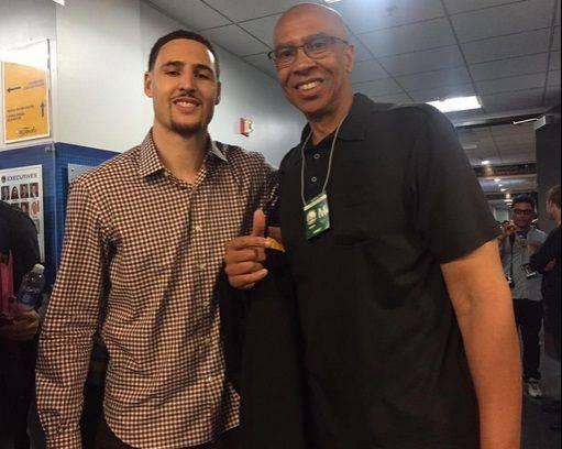 曼联明年还将不得不花巨资买人。（曼联明年仍难免砸重金引援）