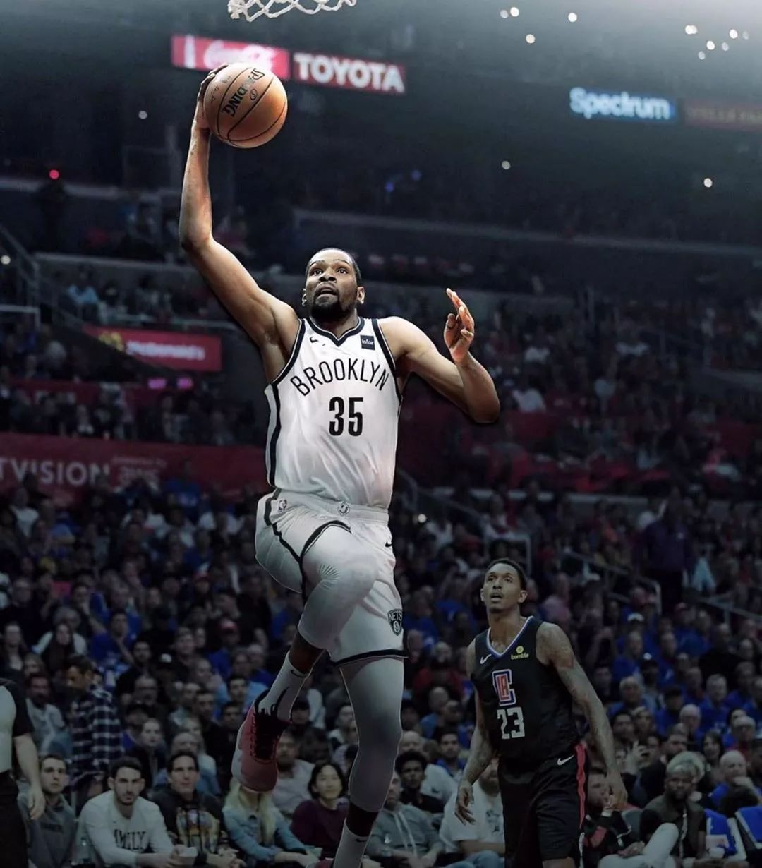 一人成军，姆巴佩本赛季西甲已攻入13球，比赫罗纳全队多一个（姆巴佩火力全开：本季西甲已入13球，力压赫罗纳全队一球）