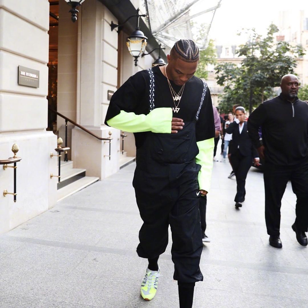 吕迪格的防守是站在那里干瞪嘛，比斯洛特先下课的估计是阿隆索（吕迪格防守宛如站桩发呆，先于斯洛特下课的恐怕是阿隆索）